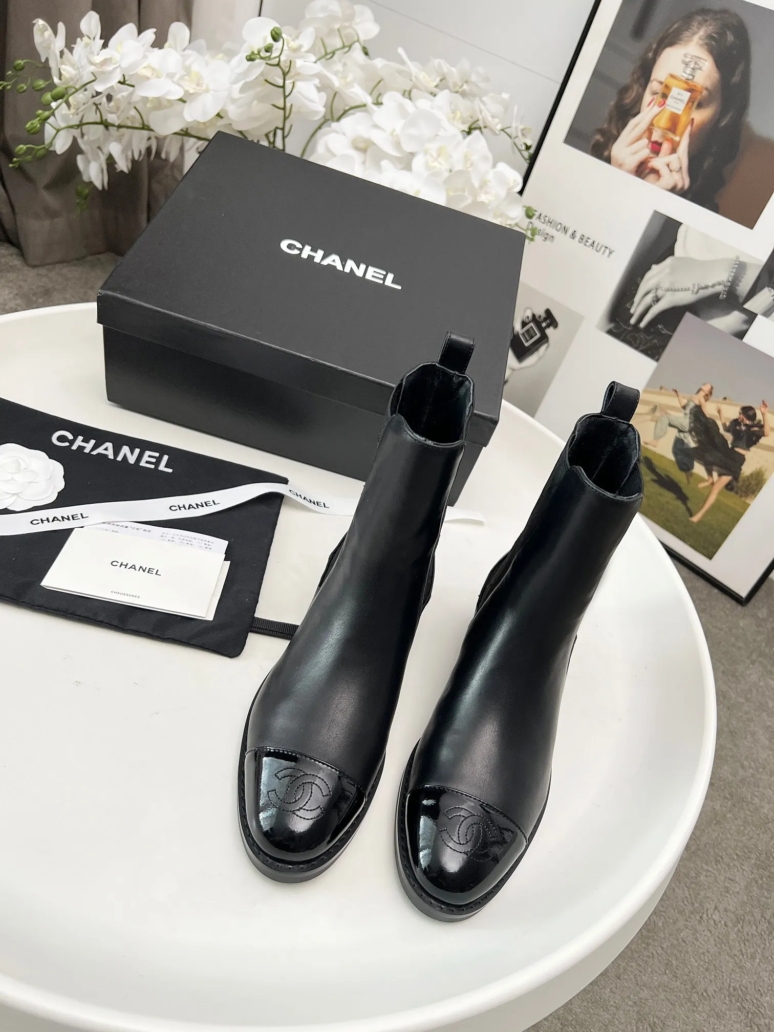 👟👟Ex-factory price 580👟👟 2025CHANEL These Chanel boots are amazing✨ Classic color matching, with a sense of high-end, the details of the toe are exquisite, and the fashion is instantly full when you put them on~ The different colors are easy to spot, and you can wear them with skirts and trousers to create a unique grandma style. Whose fashion DNA has touched it, I won’t tell you👀 Own it and you will want to carry the wind with you when you walk. These are fashionable and essential boots 👢 Fabric: cowhide Lining: sheepskin Color: black white apricot Heel height: about 4cm Tube height: 6 inches Size: 5-40 (41 customized)